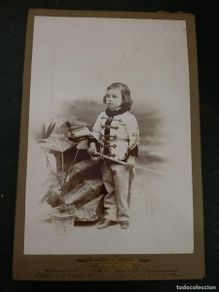 Militaria: ANTIGUA FOTOGRAFIA DE NIÑO CON UNIFORME DE HUSAR, EPOCADA DE ALFONSO XIII, FOTO TORRES, TARRAGONA, M